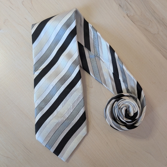 🇮🇹Valentino Black and Gray Striped Tie - Picture 3 of 9
